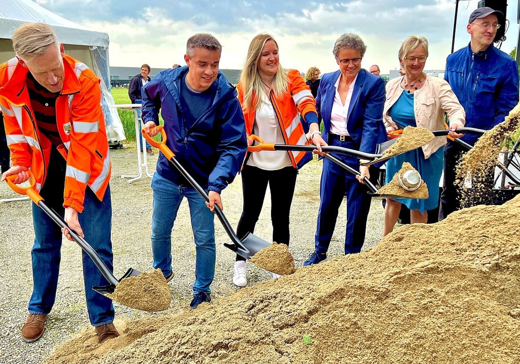 Sie vollzogen gemeinsam den symbolischen Spatenstich für die neue Landesstraßenmeisterei in Bernburg: Hans-Heinrich Röhrs (von links), Stefan Ruland, Laura Weingart, Lydia Hüskens, Silvia Ristow und Michael Schanz.