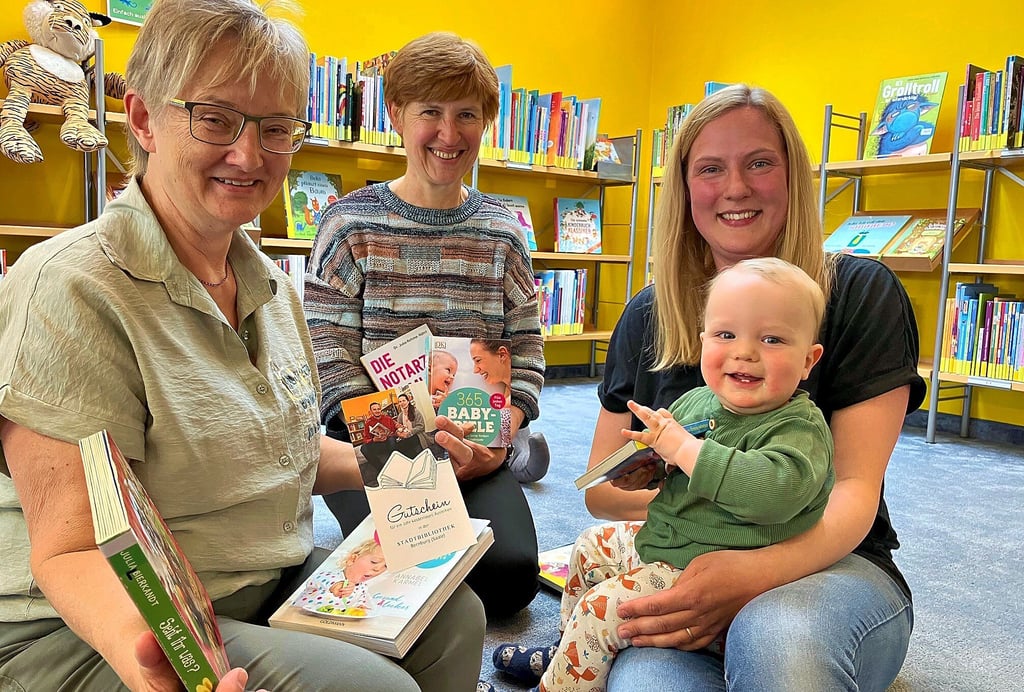 Silvia Ristow und Julia Tarlatt haben auch Miriam Heinevetter (v.l.) zur Geburt ihres Sohnes Friedrich einen Gutschein für die Stadtbibliothek geschenkt.