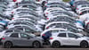 Die Nachfrage nach Elektroautos steigt weiter, insgesamt stagniert der Neuwagenmarkt in Deutschland aber. (Archivbild)