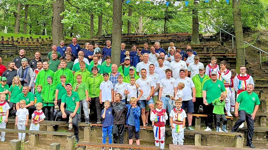 Nach dem Anknallen stellten sich die Vereine zum Gruppenbild in Kreisfeld auf.