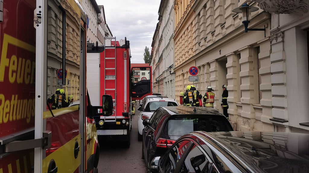 In einem Mehrfamilienhaus in der Neuen Straße in Magdeburg Buckau kam es am Dienstagabend, 4. Juni 2025, zu einem Feuerwehreinsatz.
