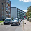 Autos über Autos zwängen sich täglich durch die kleine Straße.