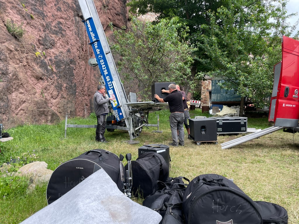 Boxen, Beleuchtung, Bühne: Alles, was für das Trotzburgfest auf dem Giebichenstein gebraucht wird, muss per Lift nach oben befördert werden.