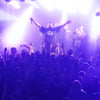 Feine Sahne Fischfilet-Sänger Monchi bei einem Konzert. Die Band spielt jüngst auch in Magdeburg und machte der Stadt eine Liebeserklärung.