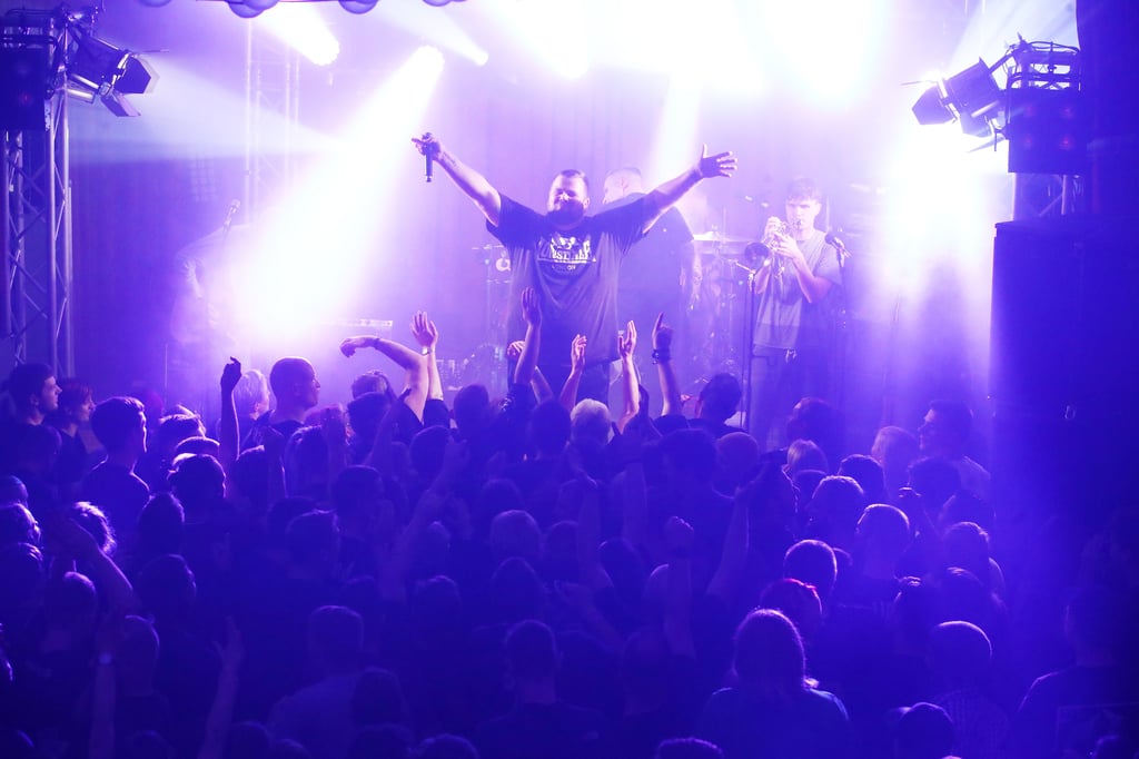 Feine Sahne Fischfilet-Sänger Monchi bei einem Konzert. Die Band spielt jüngst auch in Magdeburg und machte der Stadt eine Liebeserklärung.