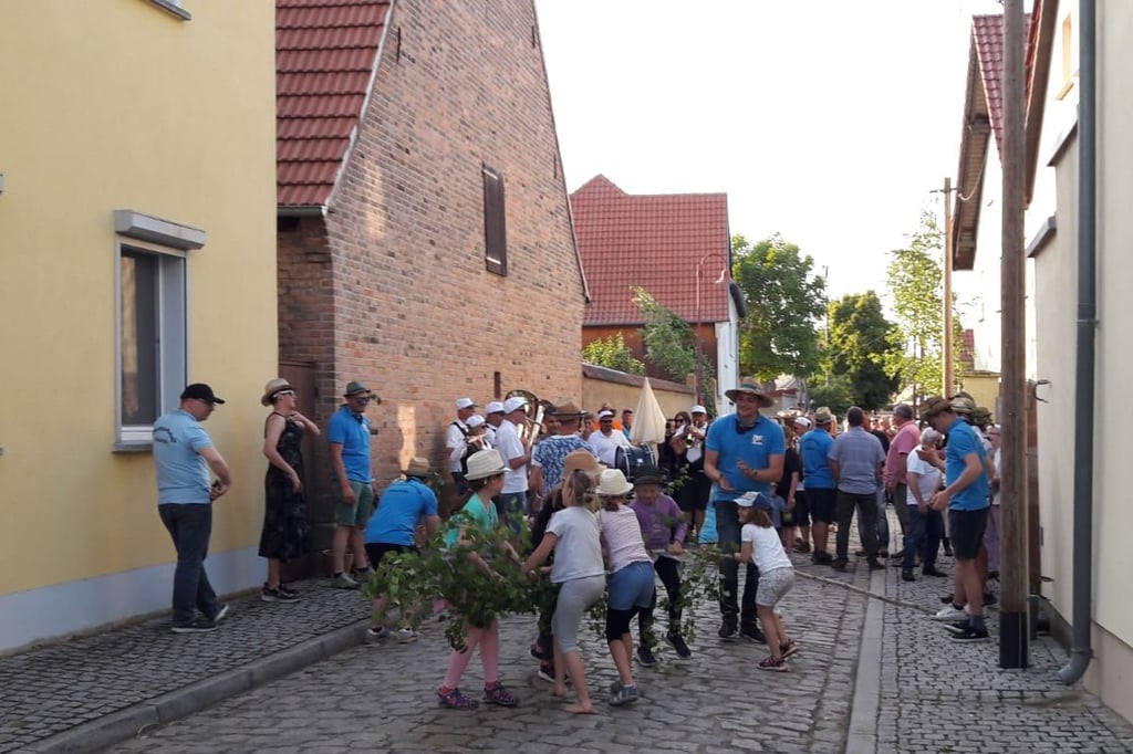 In Schellsitz packen Jung und Alt gemeinsam mit an.