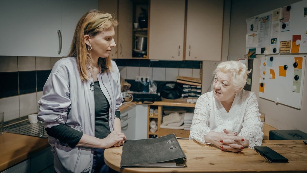 Reporterin Lisa Altmeier (l) spricht in einem Berliner Bordell mit Hausdame Maria.