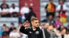 Kapitän Joshua Kimmich winkt nach der Ankunft im Münchner Stadion den Fans zu.