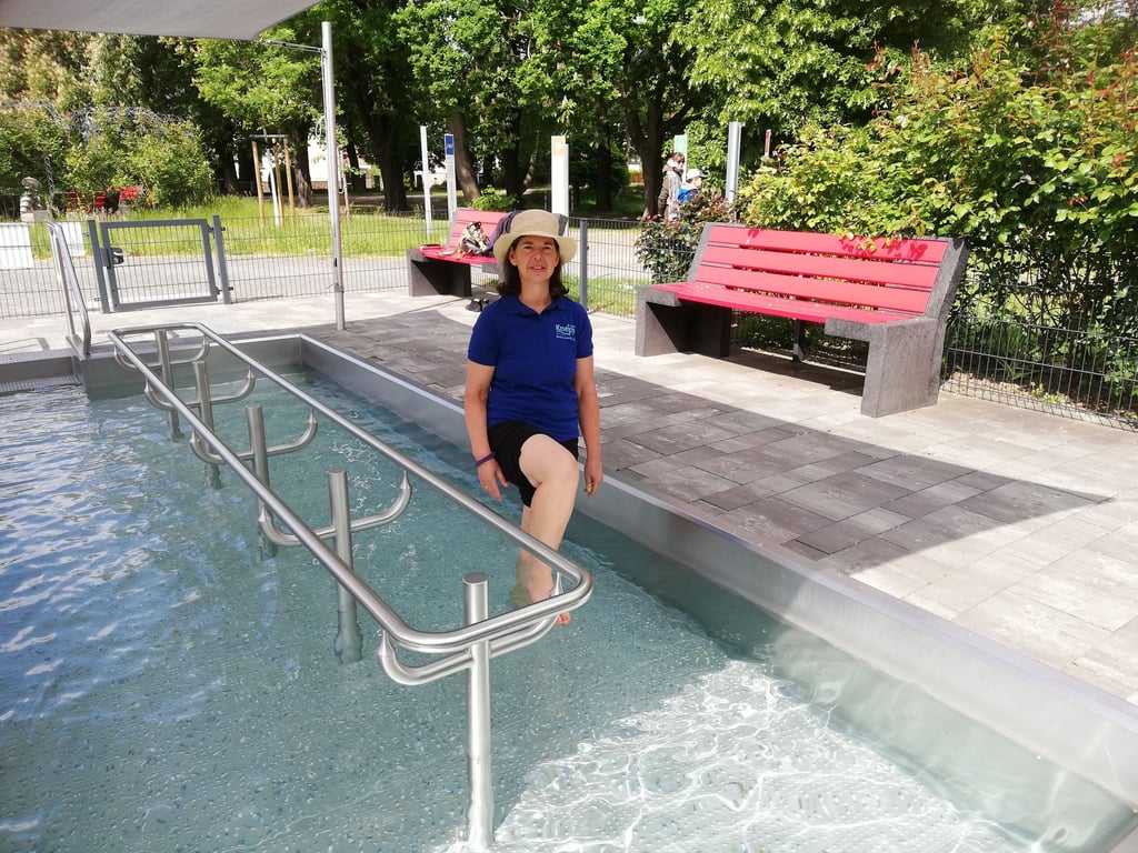 Gesundheitstherapeutin Silke Müller hat sich mit Leib und Seele dem Wassertreten nach Sebastian Kneipp verschrieben.