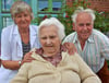 Berta Jakob mit Sohn Herbert und Schwiegertochter Hannelore bei der Geburtstagsfeier in Parchau.