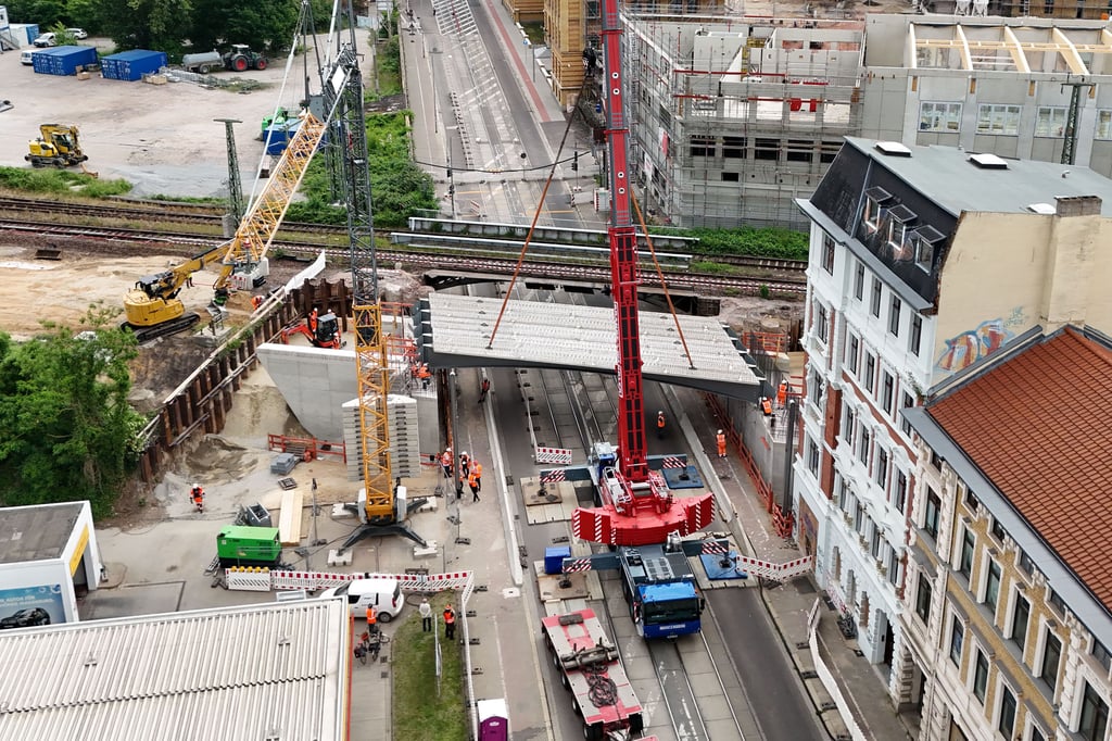 In der Hallischen Straße in Magdeburg wurden am Mittwoch die Teile der neuen Bahnbrücke eingesetzt.