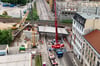 In der Hallischen  Straße in Magdeburg wurden gestern die Teile der neuen Bahnbrücke eingesetzt.