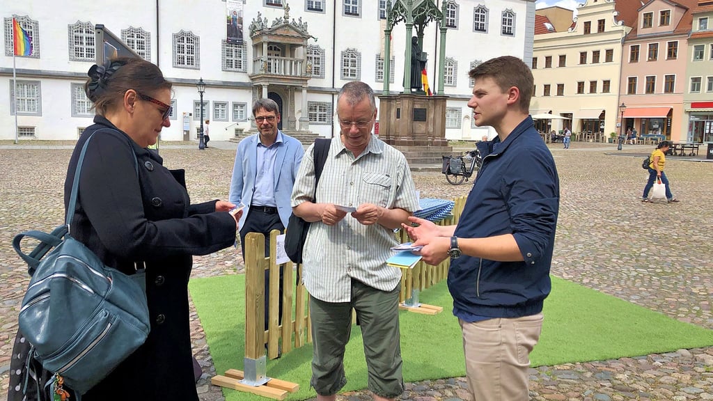 Gespräche am Gartenzaun: Dominic Häde (r.) erläutert das Anliegen. Im Hintergrund Christoph Maier.