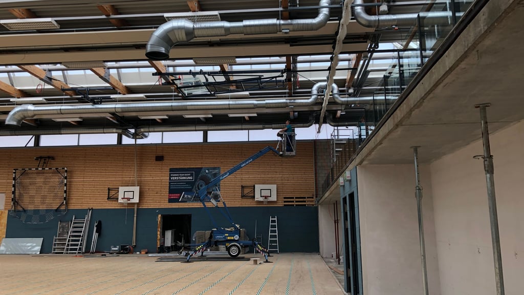 Während in der Bodelandhalle in Quedlinburg noch Elektroarbeiten laufen, sind die Arbeiten an der Lüftungsanlage in der Halle selbst bereits abgeschlossen.