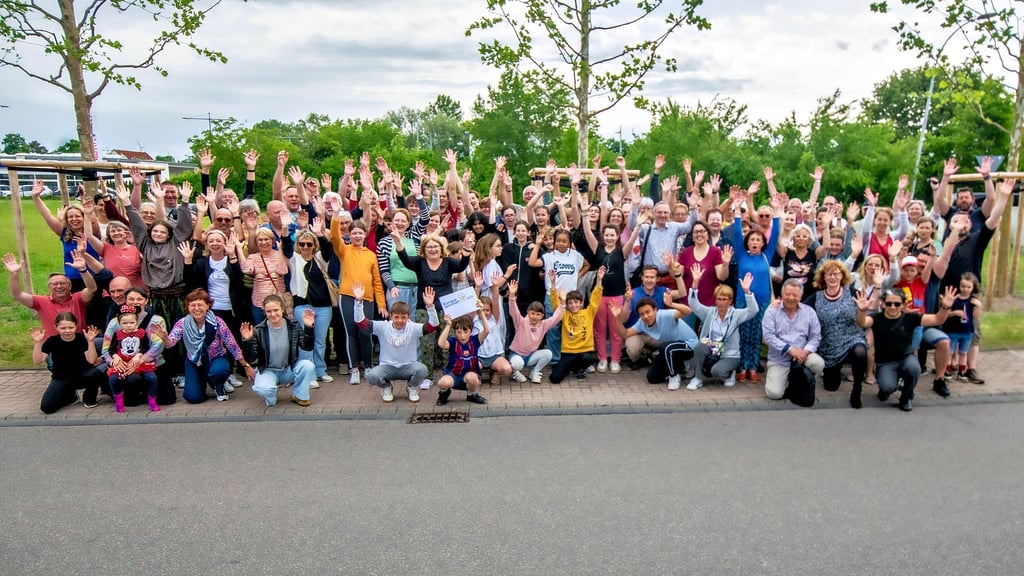 Nach vier Tagen mit Gesprächen, Begegnungen und Erlebnissen verabschieden sich die Delegationen – nicht ohne ein Erinnerungsfoto.