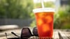 Cold Brew Kaffee mit Eiswürfeln: Da bei der Mazeration keine Bitterstoffe gelöst werden, schmeckt er mild und weich.