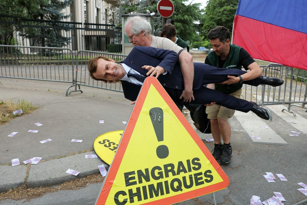 Mit der Wachsfigur von Präsident Macron haben Greenpeace-Aktivisten gegen die anhaltende französische Einfuhr von Gas und Kunstdünger aus Russland protestiert. (Archivbild)
