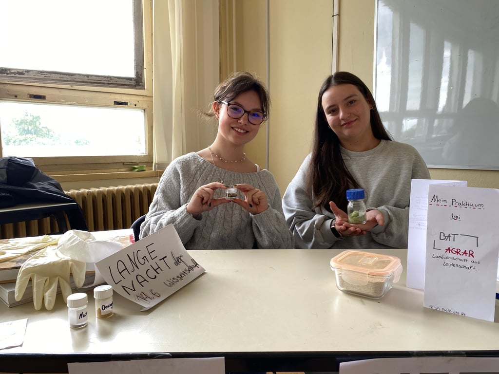 Romy Bernhardt (links) und Finja Dieterichs (rechts) aus der 8. Klasse der Neuen Schule in Magdeburg haben ihr Praktikum in einem Labor absolviert.