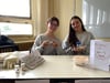 Romy Bernhardt (links) und Finja Dieterichs (rechts) aus der 8. Klasse der Neuen Schule in Magdeburg  haben ihr Praktikum in einem Labor absolviert.