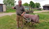 Reinhard Höfflin sammelt alte Hausgeräte. Hier mit Schöpfkelle und privatem Jauchewagen. 