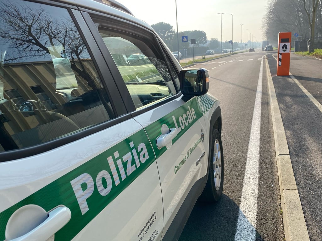 Auch vielen deutschen Urlaubern bekannt: Blitzer-Säulen in Italien. (Archivbild)