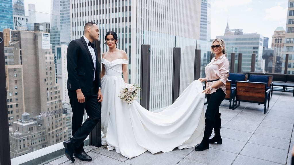 Hochzeitsplanerin Katharina Paul aus Barleben (r.) mit einem Brautpaar, für das sie die Hochzeit organisiert hat über den Dächern von New York.