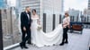 Hochzeitsplanerin Katharina Paul aus Barleben (r.) mit einem Brautpaar, für das sie die Hochzeit organisiert hat über den Dächern von New York.