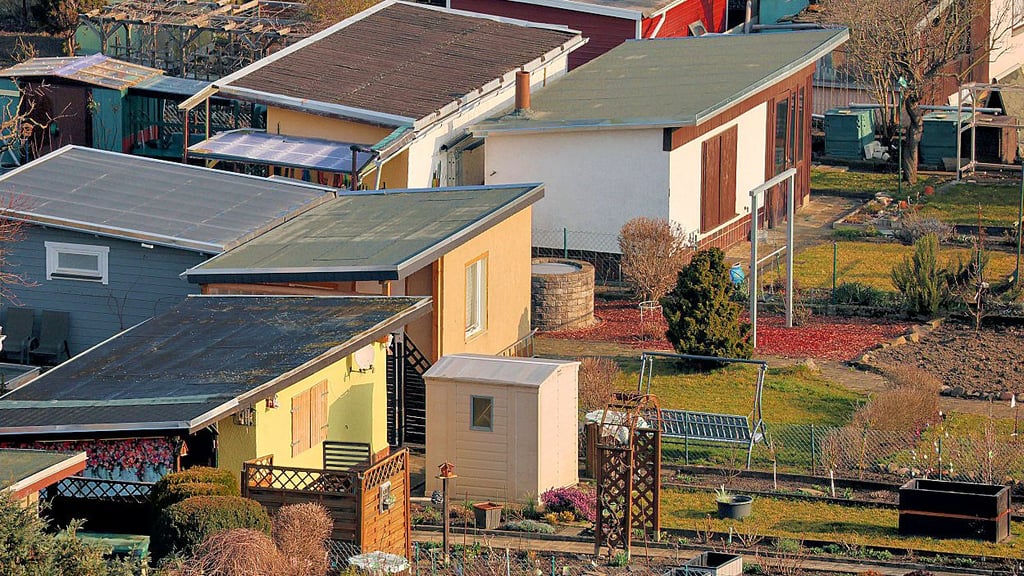 Dürfen auf Gartenlaube kleine Solaranlagen montiert werden? Das Landgericht Dessau hat entschieden: ja.