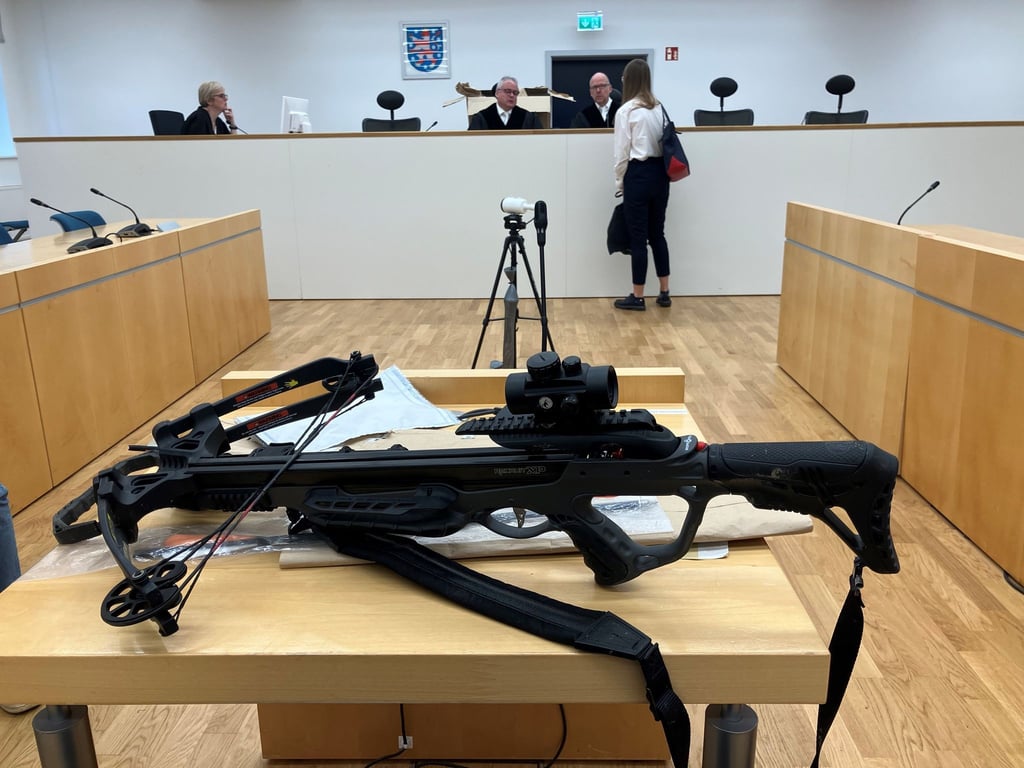 Mit einer Armbrust soll ein 25-Jähriger einen 30-Jährigen in Sonneberg getötet haben. (Archivbild)