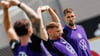 Robert Andrich (r) beim Nationalmannschafts-Training mit Kapitän Joshua Kimmich (M).