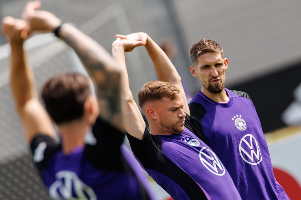 Robert Andrich (r) beim Nationalmannschafts-Training mit Kapitän Joshua Kimmich (M).