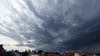 Die Unwetterfront soll laut DWD gegen Mittag über dem Freistaat ankommen. (Symbolbild)