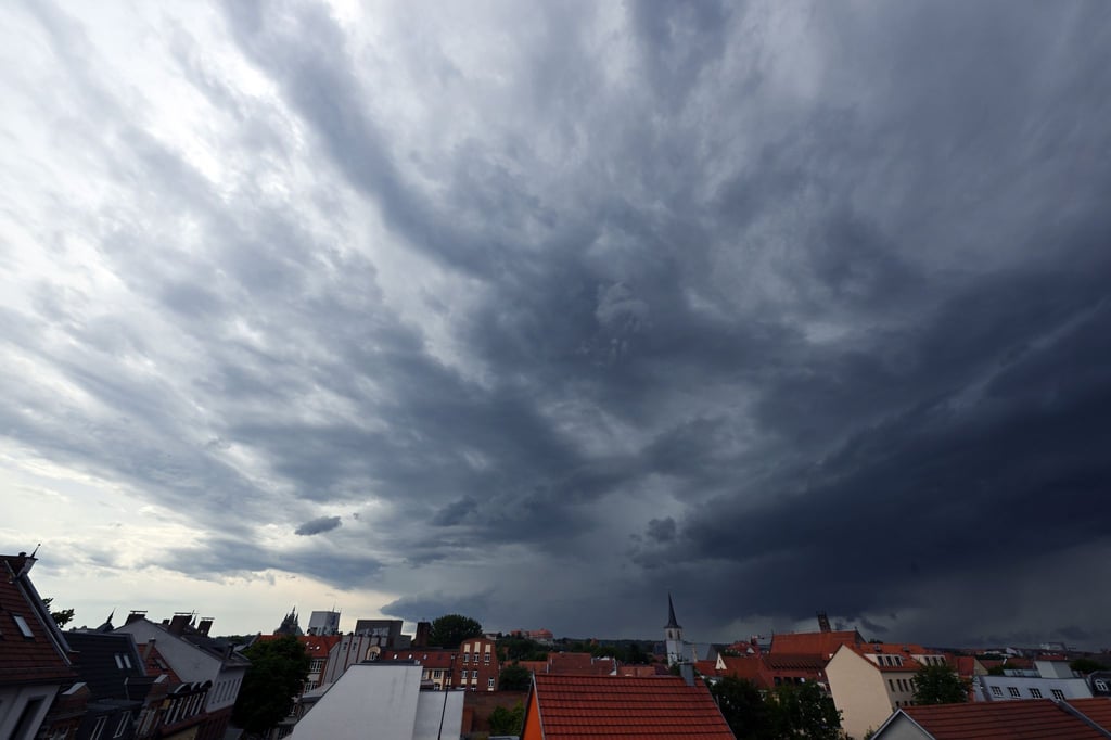 Die Unwetterfront soll laut DWD gegen Mittag über dem Freistaat ankommen. (Symbolbild)