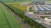 Marco Hellgrewe, frischgebackener Weltrekord-Halter im Nonstop-Rückwärtsfahren, fuhr anschließend rückwärts von Oschersleben nach Halberstadt auf das Gelände des Global Parts Center von Daimler Truck (rechts im Bild).