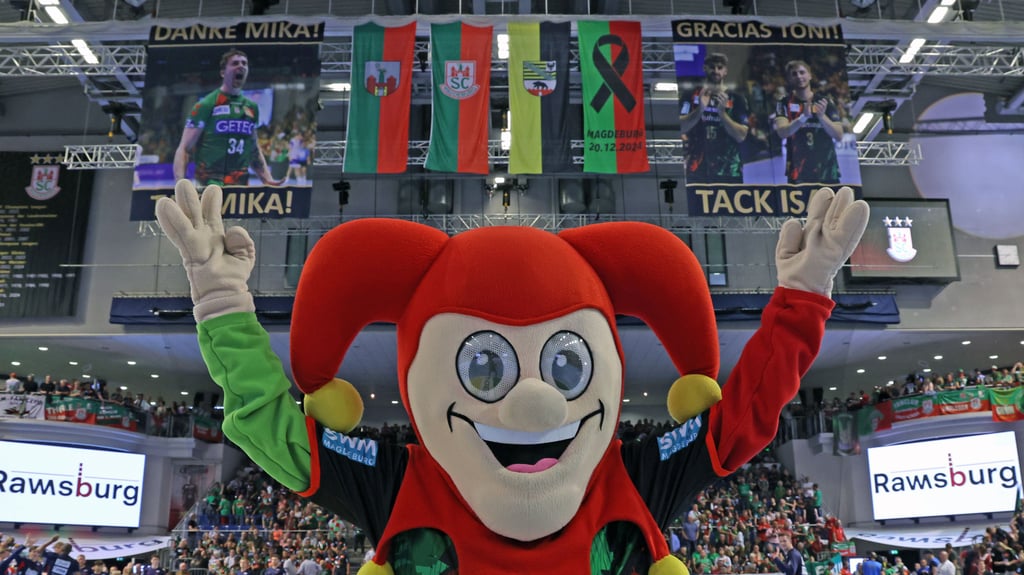 Stellvertretend für alle SCM-Fans bedankt sich Maskottchen Till Eulenspiegel bei Michael Damgaard, Antonio Serradilla und Isak Persson (auf den Bannern von links). Das Trio wird den Verein im Sommer verlassen