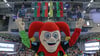 Stellvertretend für alle SCM-Fans bedankt sich Maskottchen Till Eulenspiegel bei Michael Damgaard, Antonio Serradilla und Isak Persson (auf den Bannern von links). Das Trio wird den Verein im Sommer verlassen