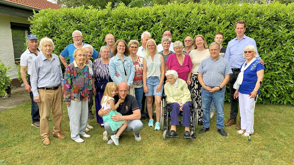 Die große Familie kommt zum 107. Geburtstag von Berta Jakob in Güsen zusammen.