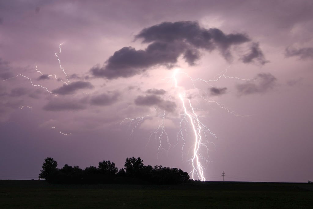 Das Wetter wird ungemütlich. Regionen in der Südhälfte müssen sich auf starke Gewitter einstellen.