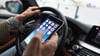 Gefährliche Ablenkung durchs Smartphone: Ein Blick aufs Handy kann sekundenlange Unaufmerksamkeit bedeuten.