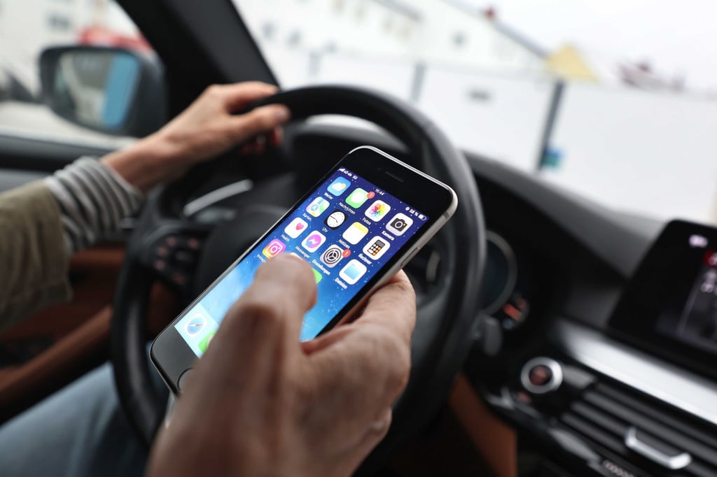Gefährliche Ablenkung durchs Smartphone: Ein Blick aufs Handy kann sekundenlange Unaufmerksamkeit bedeuten.
