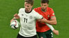 Nick Woltemade (l) hatte bei seinem Länderspiel-Debüt gegen Portugals Abwehrrecken einen schweren Stand.