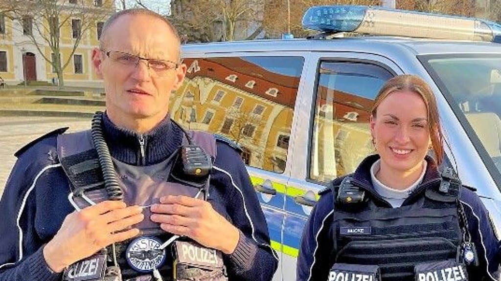 Polizeihauptmeister Gerold Rieke (links) und Kommissarin Lea Mucke sind schon seit drei Jahren ein eingeschworenes Streifen-Team.