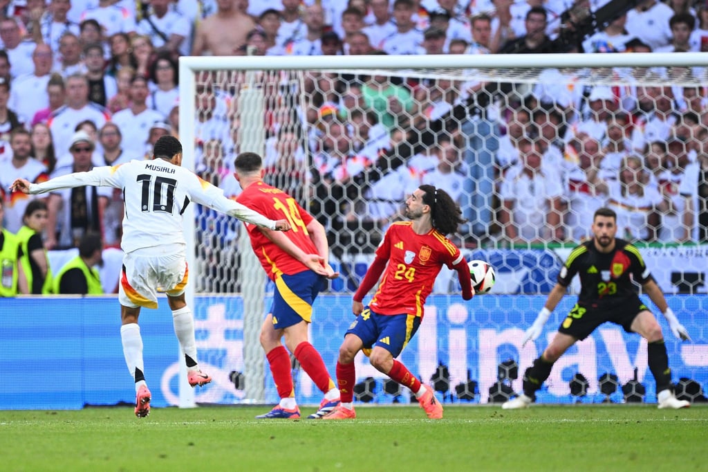 Aufreger der vergangenen EM: Das ungeahndete Handspiel des Spaniers Marc Cucurella.