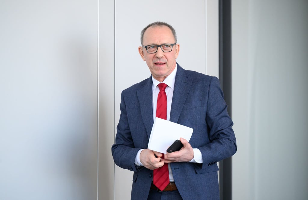 Jörg Urban, Vorsitzender der AfD in Sachsen, fordert die CDU zu Gesprächen zum Haushalt auf. (Archivbild)