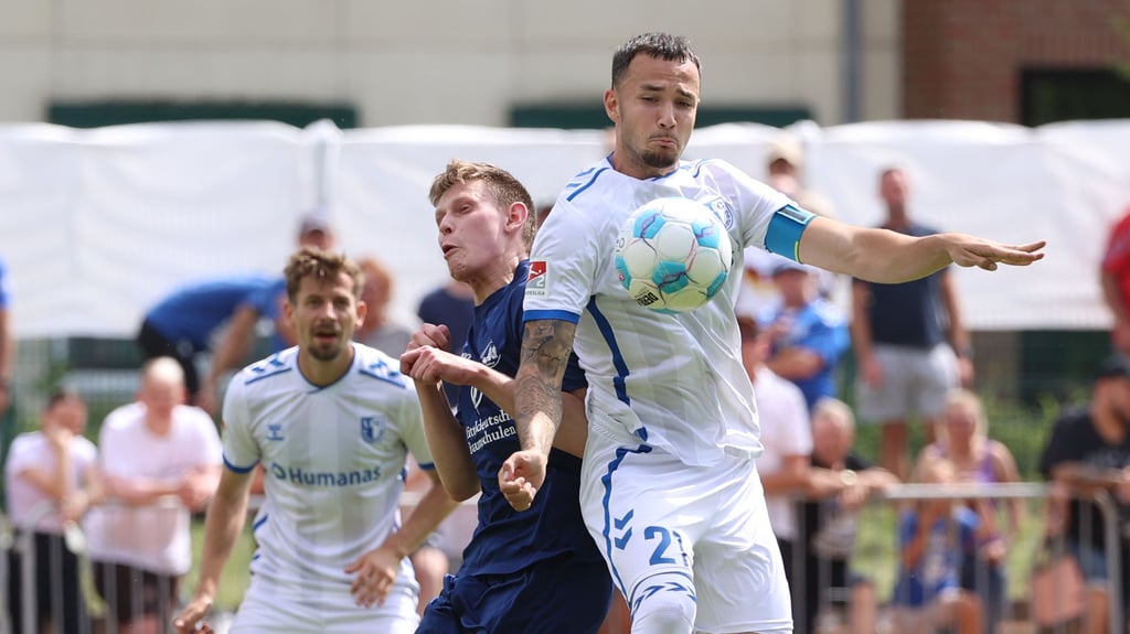 Im Vorjahr gewann der FCM um Falko Michel (r.) und Alexander Nollenberger während der Vorbereitung 16:0 beim Quedlinburger SV.