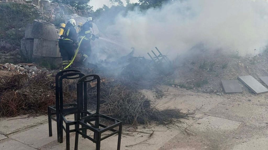 Unter Atemschutz löschten die Kameraden der Feuerwehr den Brand.