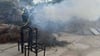 Unter Atemschutz löschten die Kameraden der Feuerwehr den Brand. 