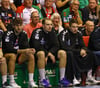 Antonio Serradilla (l.) und Michael Damgaard (r.) werden nach dem Spiel gegen Flensburg zusammen mit Isak Persson und Physiotherapeut Andreas Grote feierlich verabschiedet.  