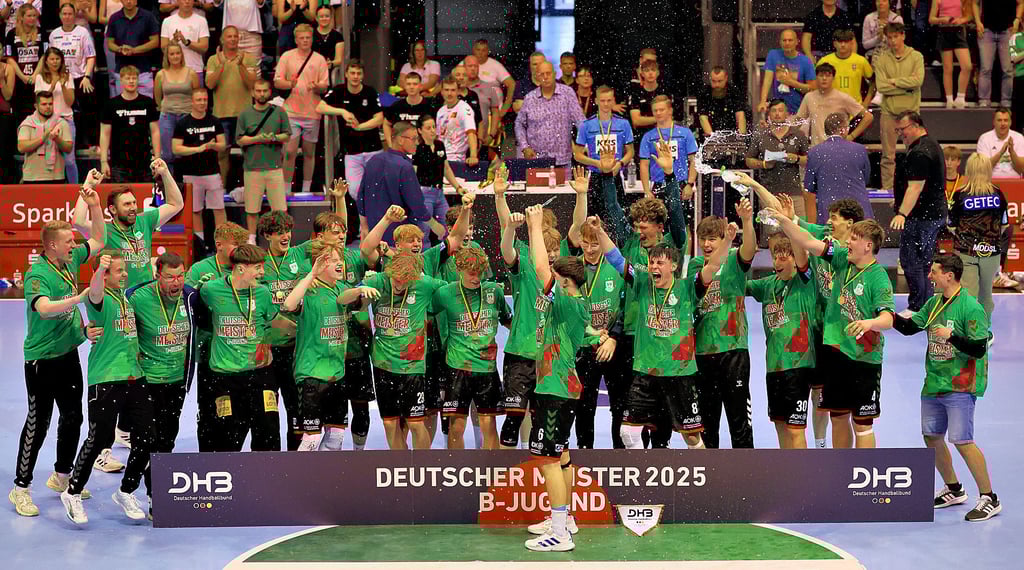 Und alle feiern ein großes Fest: So jubelte die B-Jugend des SC Magdeburg über den Meistertitel. Mit dabei war Pepe Stops aus Staßfurt.