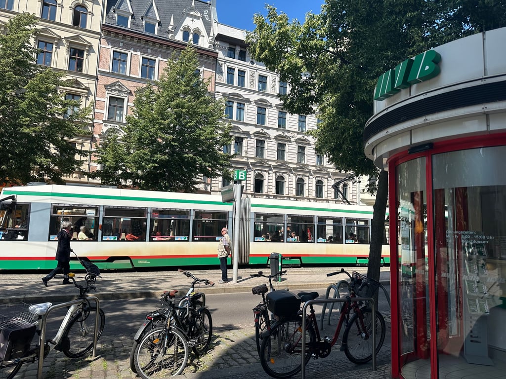 So nah und doch so weit: Am MVB-Kiosk am Hasselbachplatz in Magdeburg gibt es das günstige Tagesticket nicht. Der Rabatt gilt nur in der Fairtiq-App.